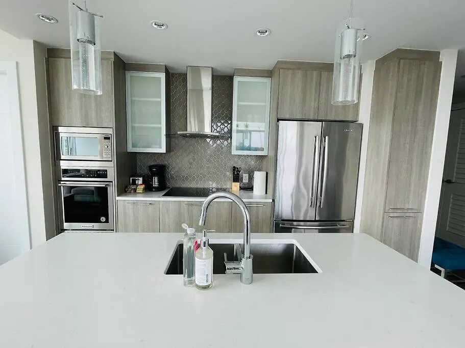 Luxury Downtown 2Bedroom Condo With Ocean Views ビクトリア 0*,  カナダ